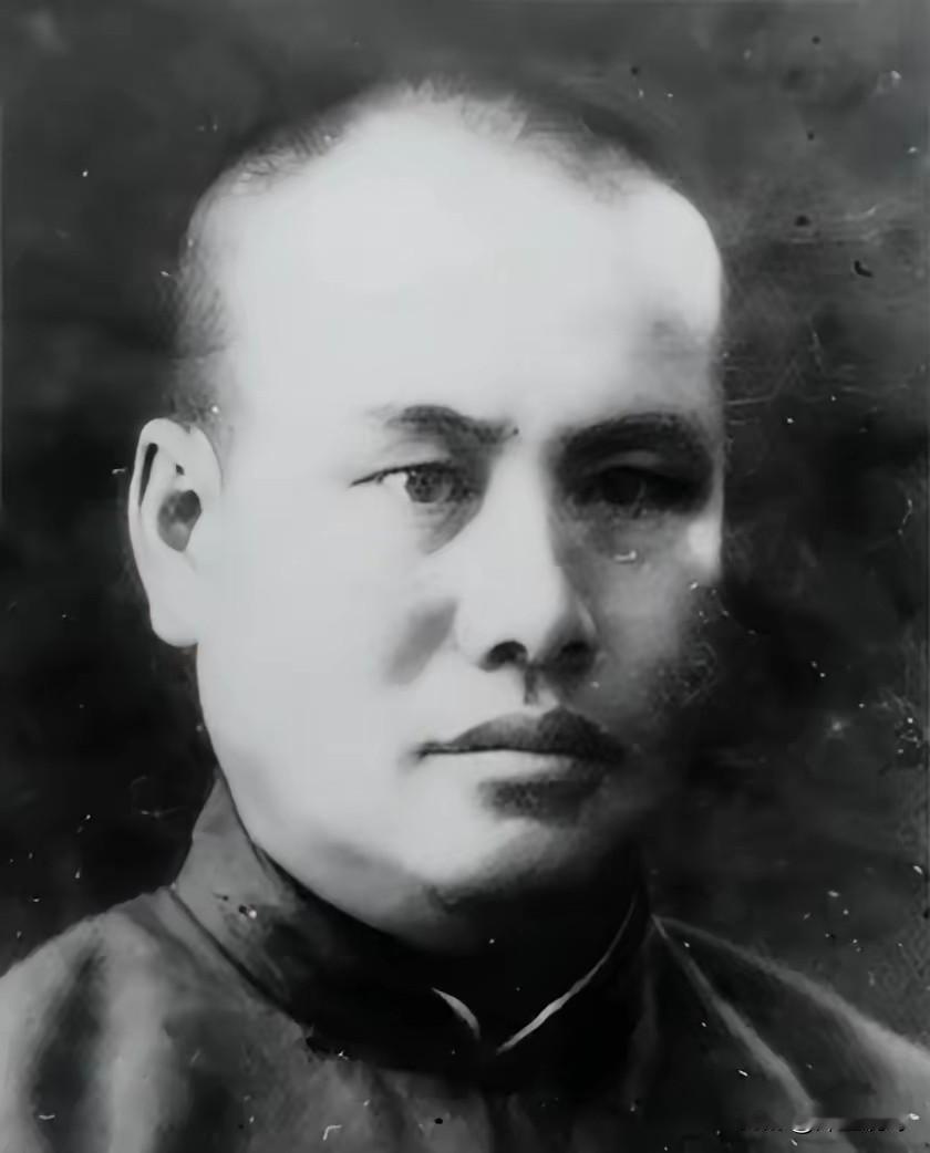 他是四千亩良田的地主：后成八路军旅长，1955年本可授衔上将。
​​这位经历极具