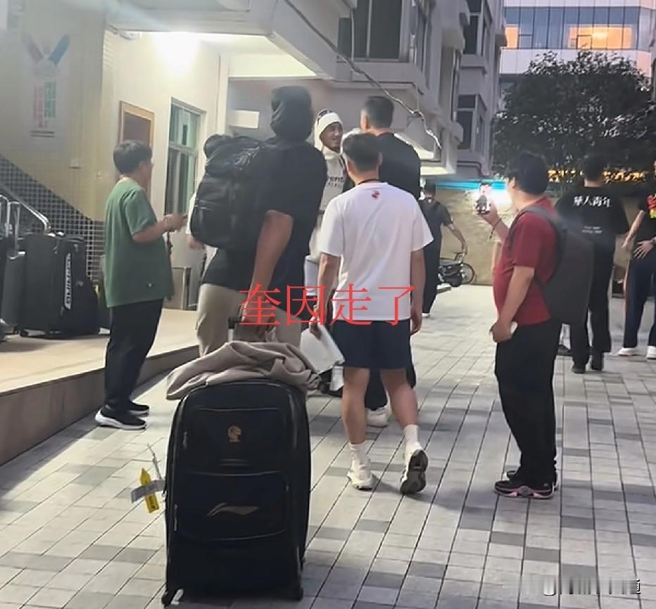 广东男篮小外援奎因走了，有可能不会回来了，球迷问他还回来吗？他回答说很喜欢广东男