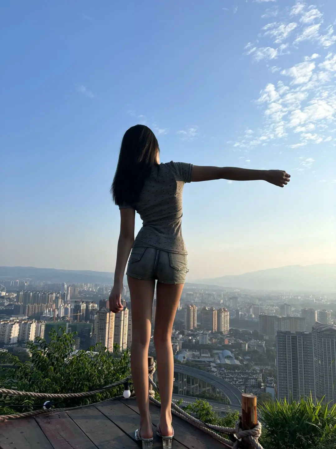 是你亲手把我推开的，是我主动断了联系，但是你我都明白，是你做出了选择...