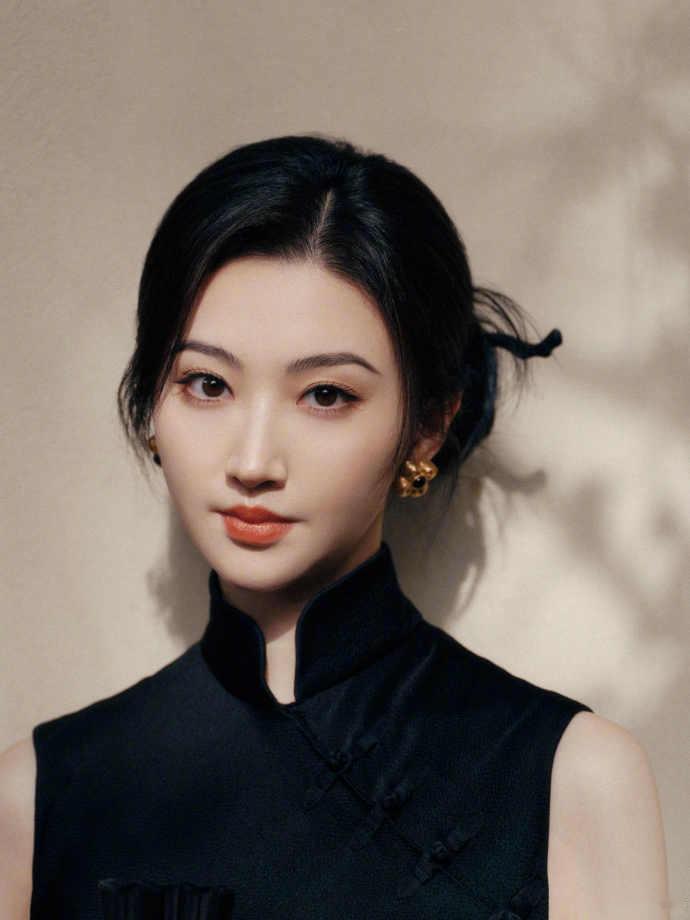 景甜纯黑旗袍盘发look景甜旗袍盘发 好美 最绝的是她低头整理手套的抓拍，黑色缎