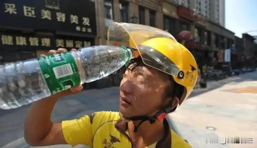 江苏，南京。外卖小哥每日工作12小时，历经54天跑了2182单，本以为能拿107