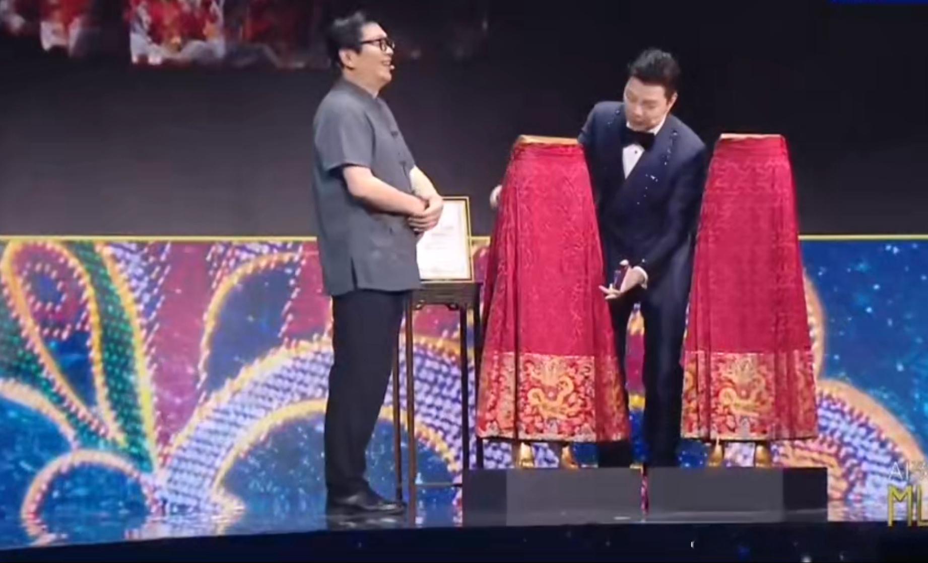 云锦不能洗的千年难题被攻克了  当古代非遗云锦走上重庆街头！果真是没对比就没伤害