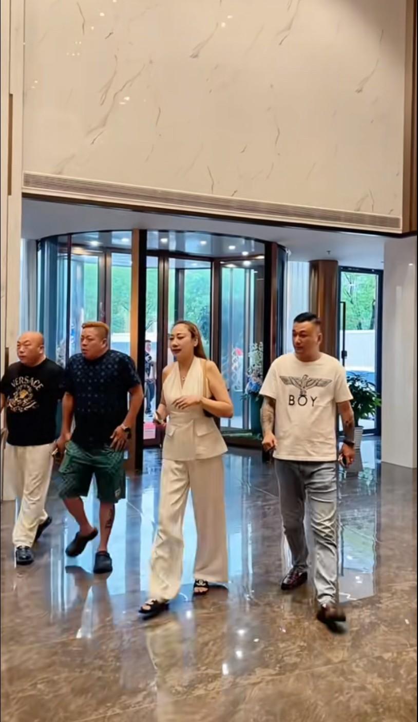 一个离异多年的女人，

被称作“地板级”网红，

却能让长三角各路“大哥”随叫随