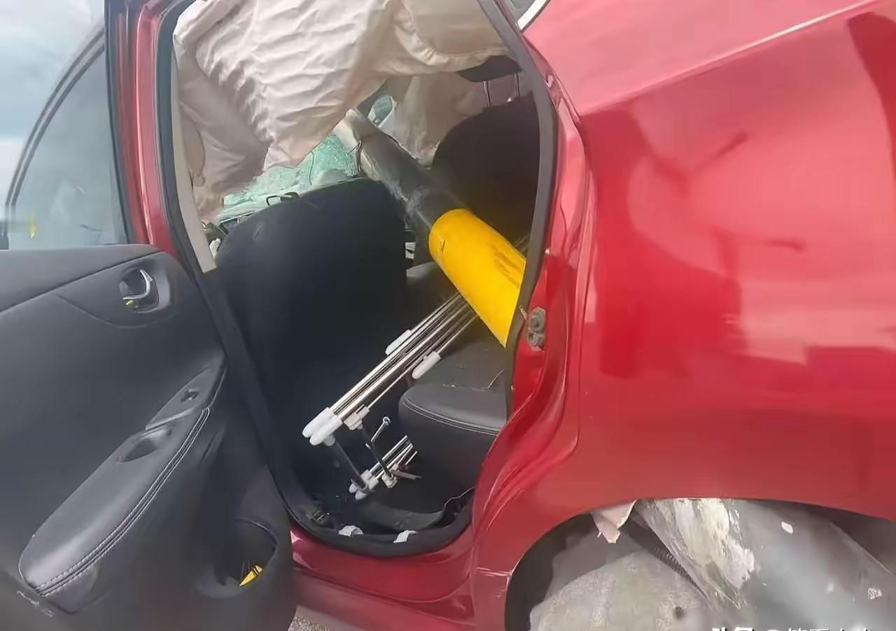 货车撞断限高杆，杆子像标枪一样刺穿轿车，八千多万人看完都后背发凉！
      
