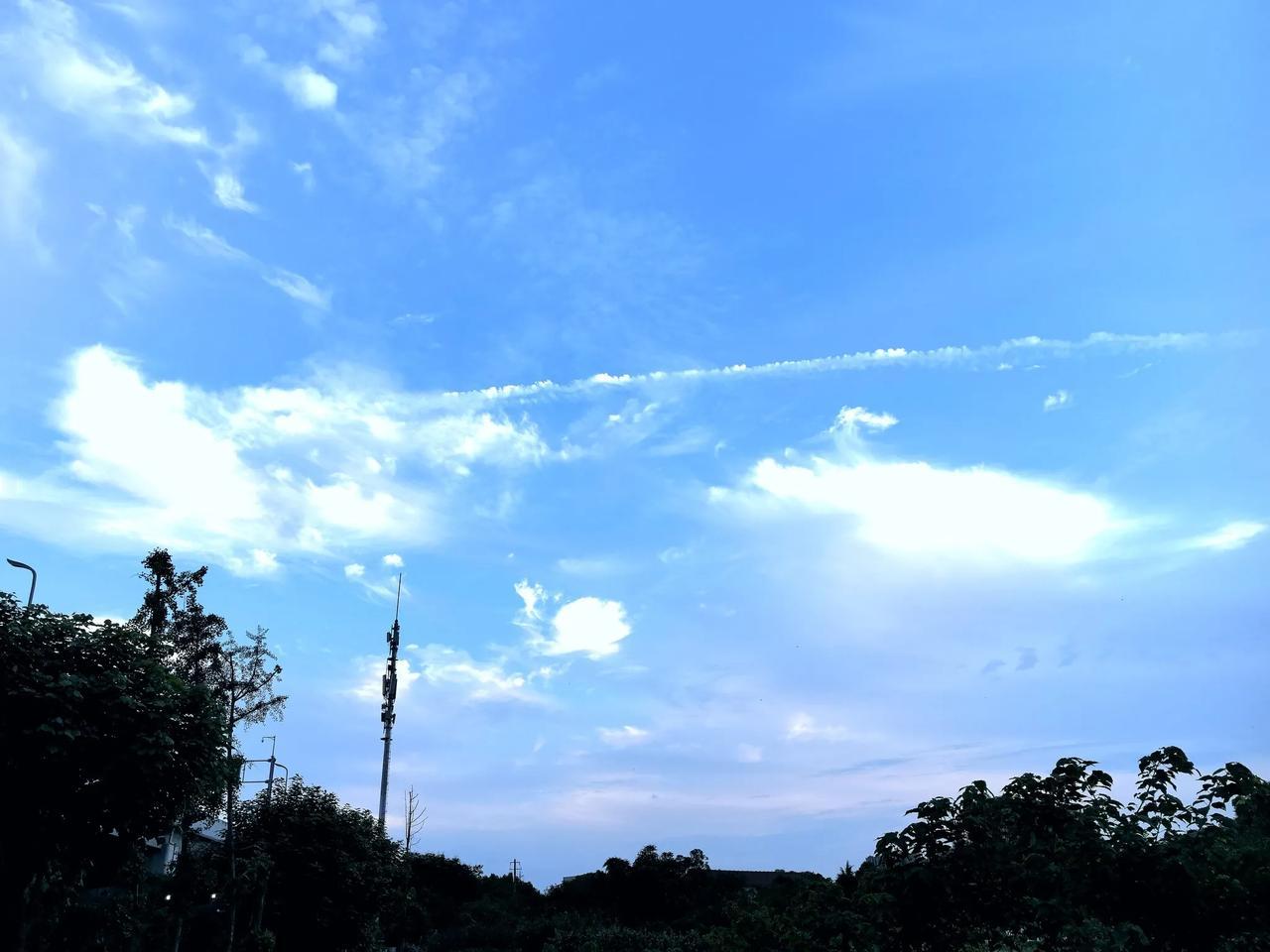 今晚7点多成都的天空颜色。
我的摄影日记