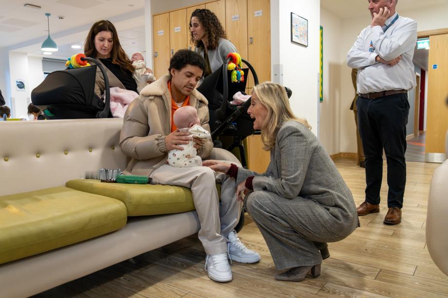 2025年11月28日，爱丁堡公爵夫人访问了牛津郡支持当地社区的组织。
在牛津郡