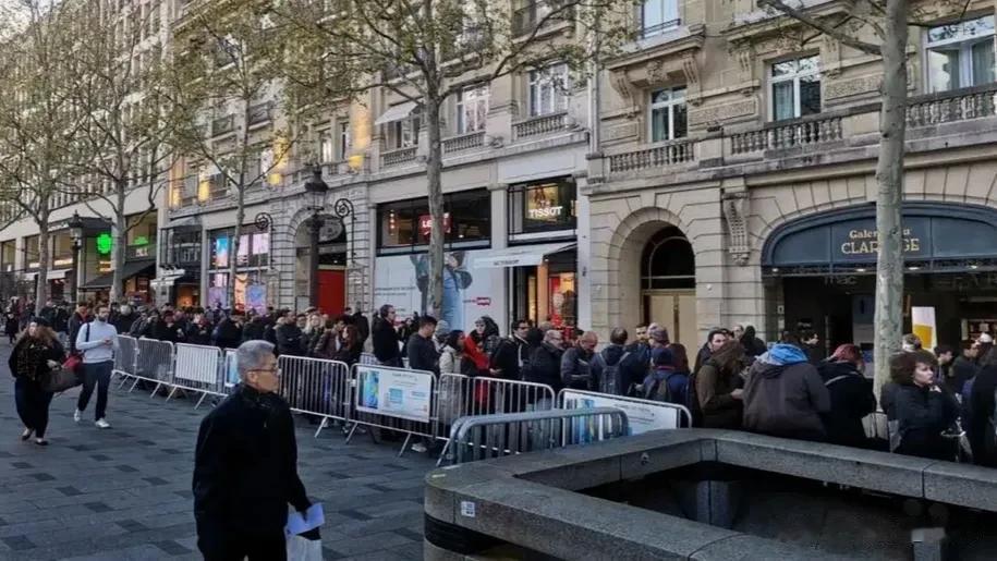 中国消费者的品味升级！购买奢侈品的方式变了。现在越来越多的人已经不再需要盲目冒雨