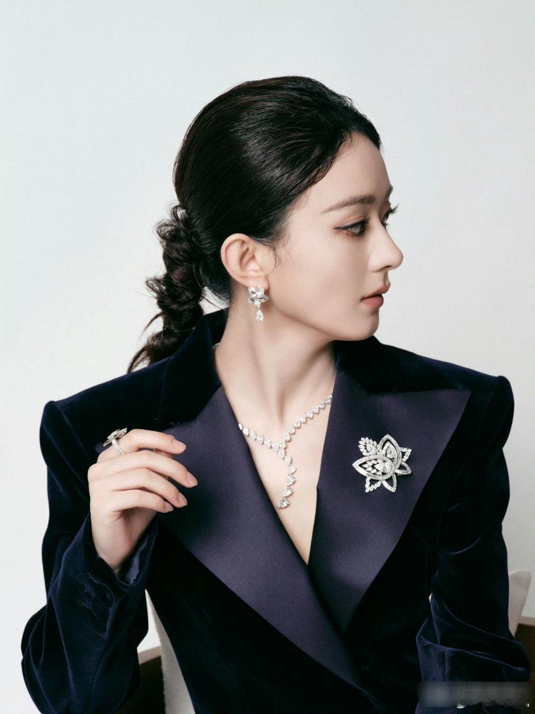 因为造型问题，赵丽颖粉丝特别不满……说实话确实挺违和的[允悲]女强人吧身板撑不起