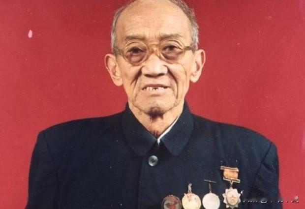 1953年，交换俘虏仪式，一位骨瘦如柴的男子向我方走来，他是志愿军60军180师