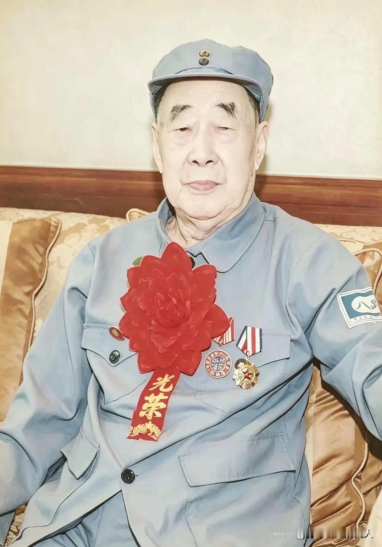 许家印的父亲许贤高，曾是一位老八路清白一生，儿子登顶首富却迷失本心，父子人生天差
