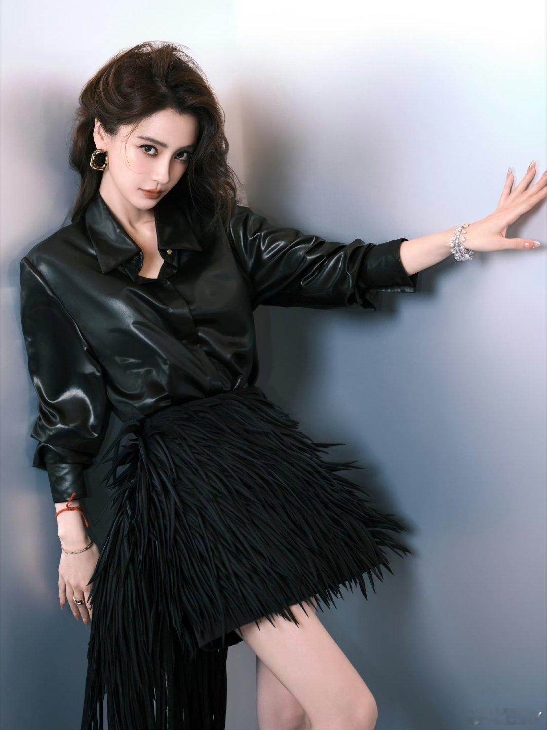 angelababy[超话] [兔子]angelababy强忍眼泪 杨家大军，如