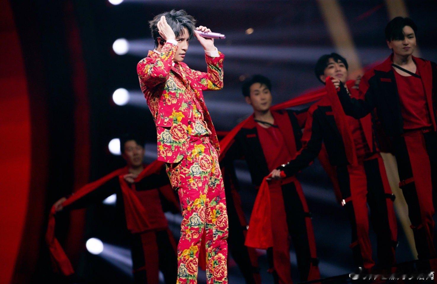 薛之谦十年相伴江苏卫视跨年 十年陪伴见证热爱！薛之谦在江苏卫视跨年舞台玩梗唱歌两