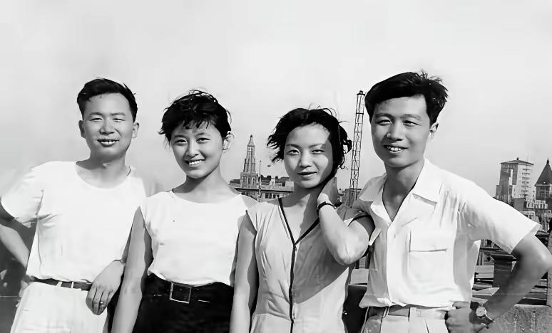 昔日亲如姐妹的杨丽坤和朱一锦，曾是要好的闺蜜。
就因为《阿诗玛》女主角花落杨丽坤