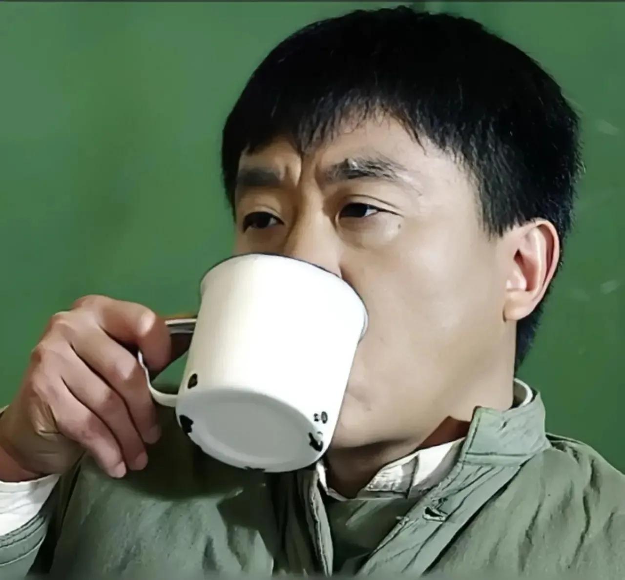  傻柱的扮演者何冰，1968年4月26日出生于北京，1991年毕业于中央戏剧学院