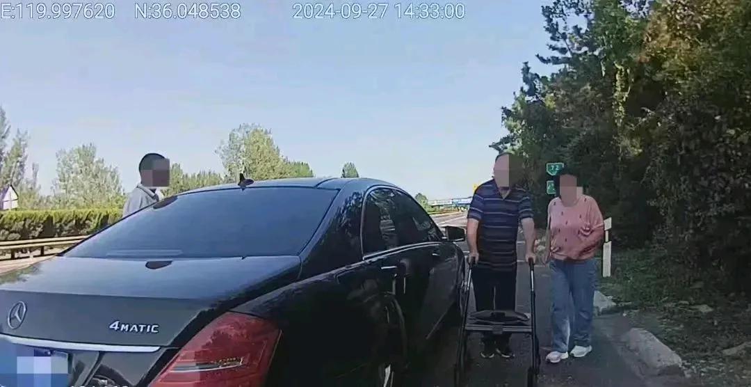 近日，山东交警总队五支队黄岛大队民警在高速上发现一辆轿车跨线停在路面，一半车身在