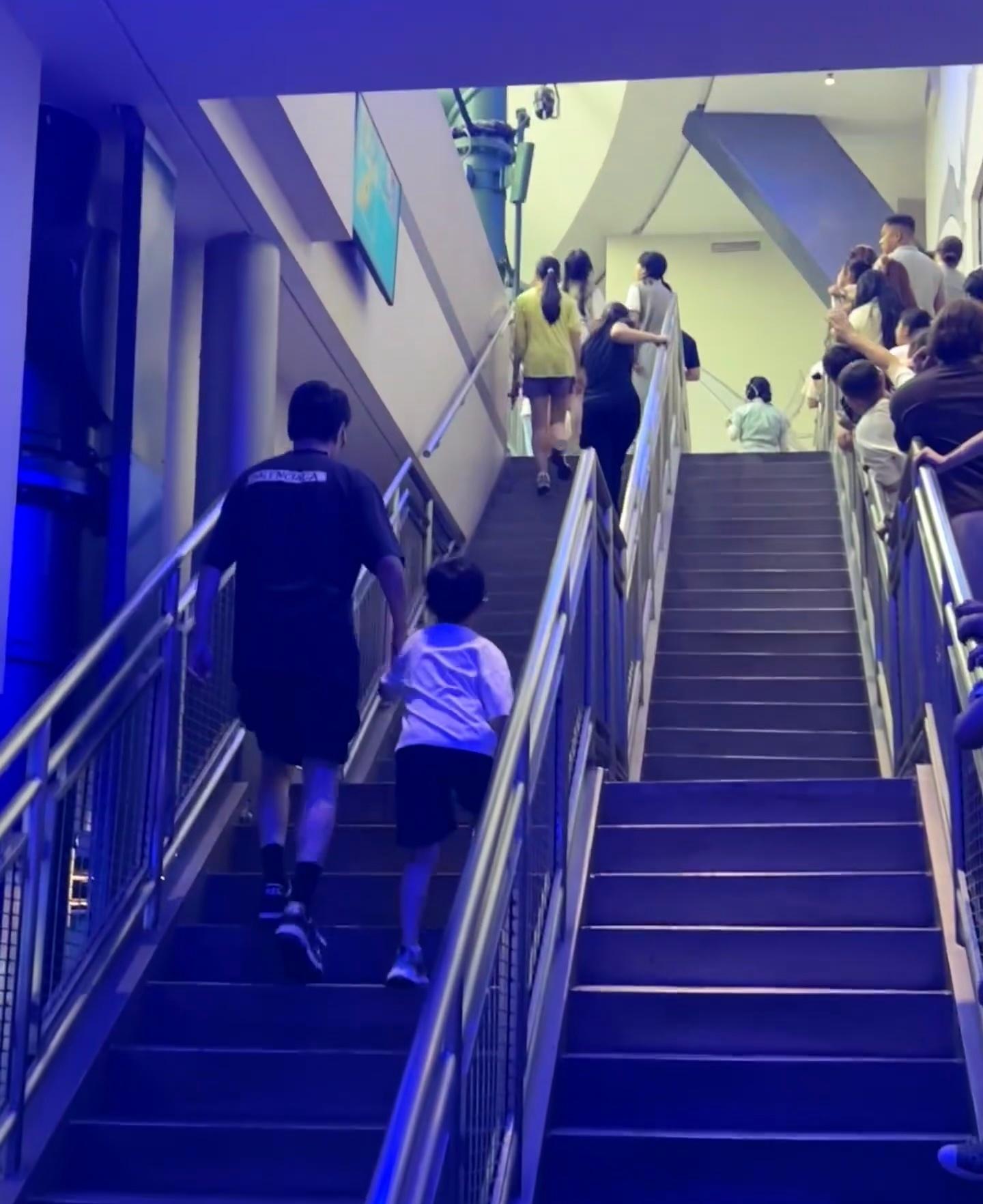 冯绍峰孩子都这么大了环球影城偶遇冯绍峰带孩子玩网友在环球偶遇了冯绍峰带孩子想想一