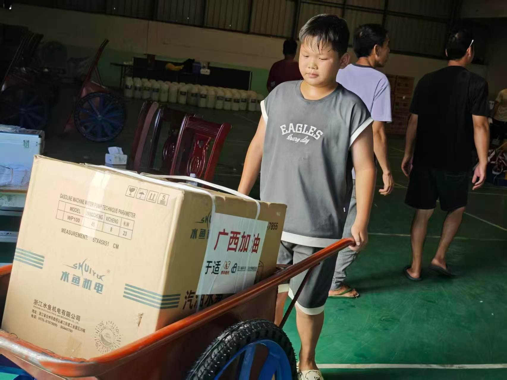 于适捐赠物资已运抵广西贵港 于适捐赠的救灾物资已发车前往贵港受灾一线，高压清淤机