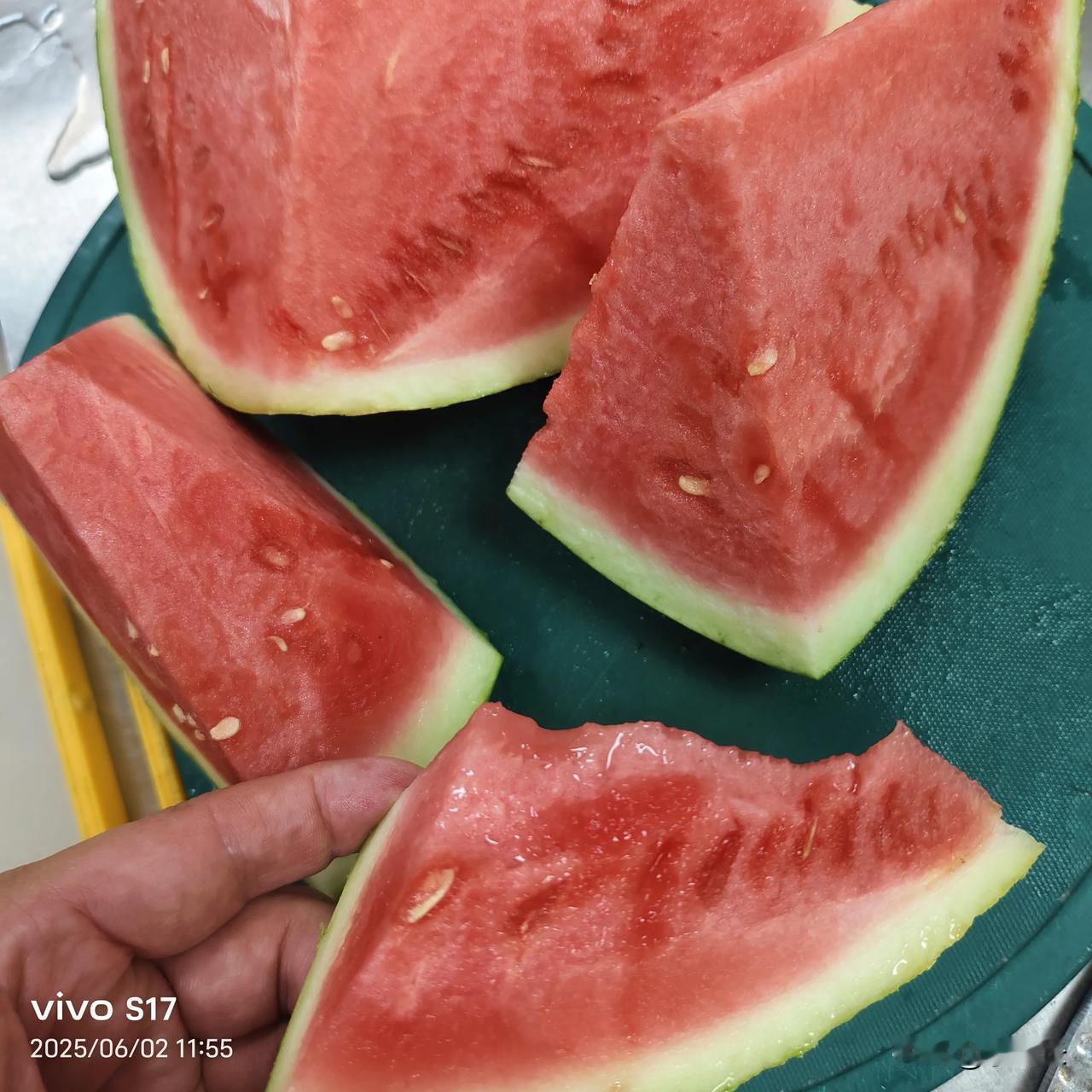 搜寻全网段子高手。“噗嗤咬一口西瓜，嗯：          ”。请你用一句话立马