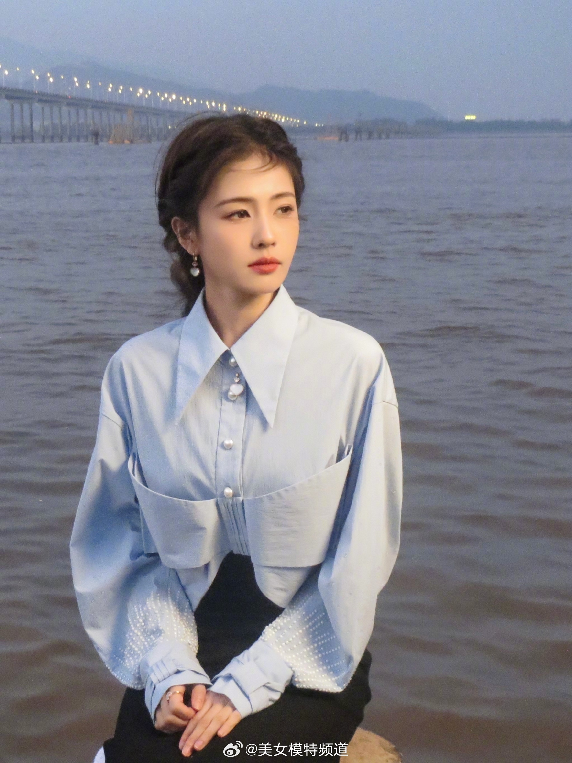 白鹿简约迷人穿搭海边大片 