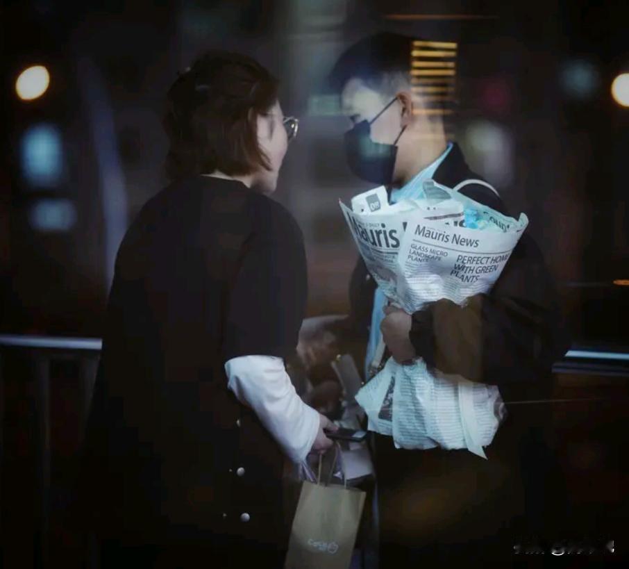 好的爱情，是两个人相互照亮，一起变得更好，而不是一个人拼命发光，另一个人只顾取暖