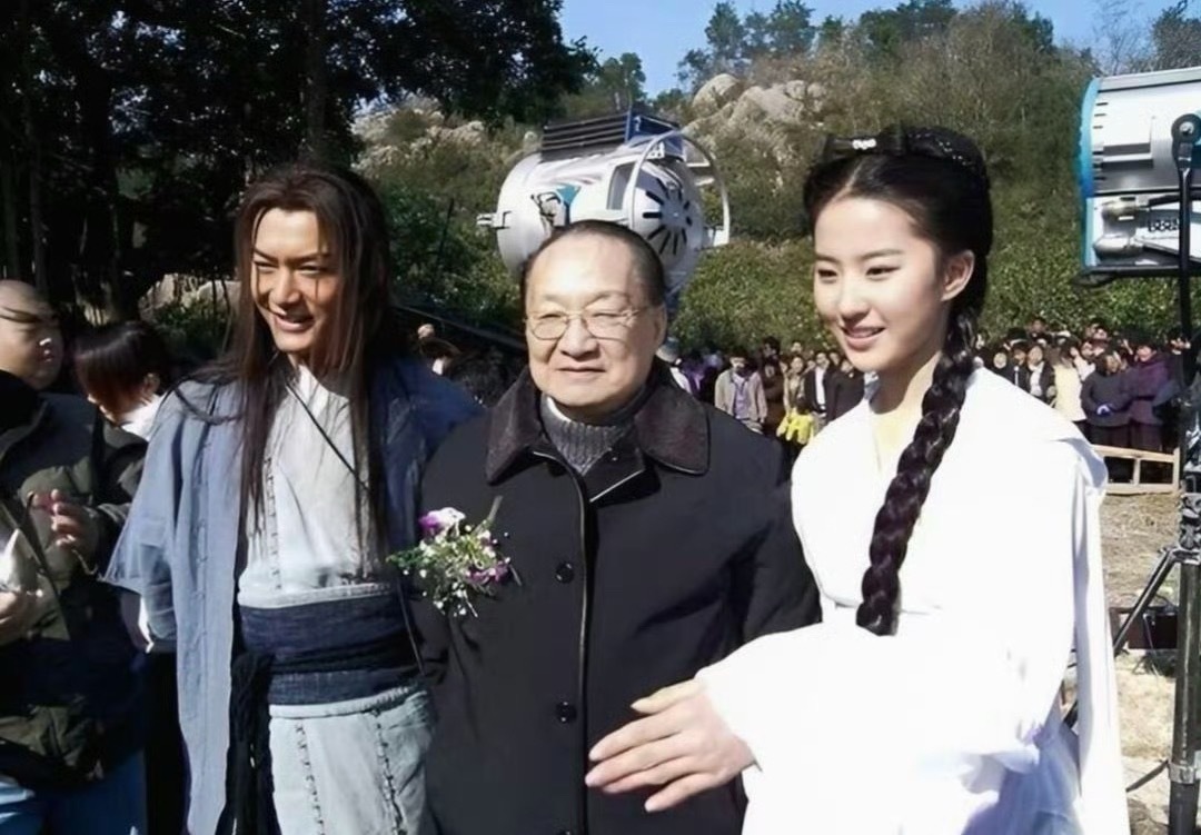 网友翻出刘亦菲黄晓明20年前旧照时隔二十年再看这组老照片，少女时期的刘亦菲灵气满
