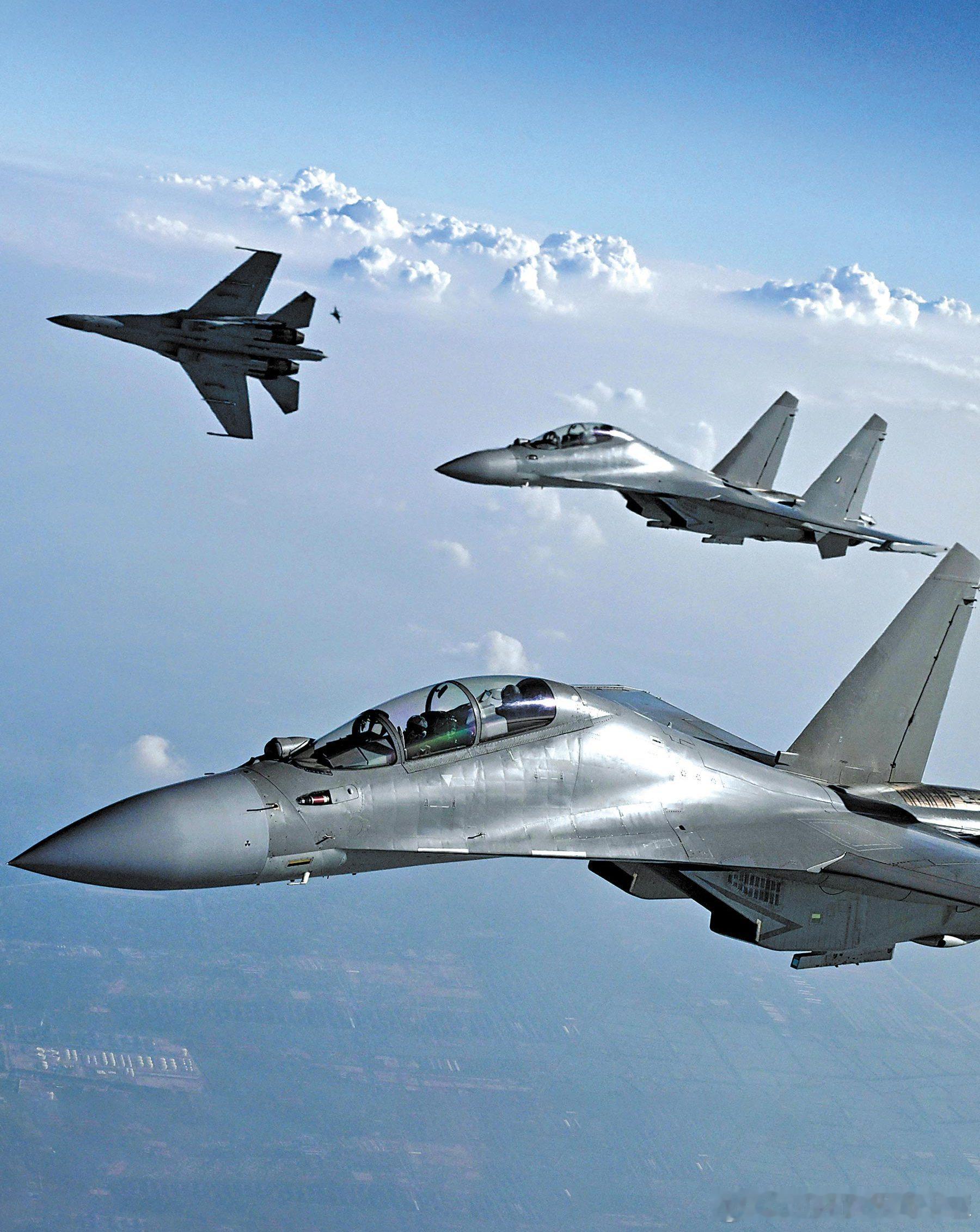2023年10月空军航空兵某部展开长航时飞行训练，图为云端之上的战机编队军事历史