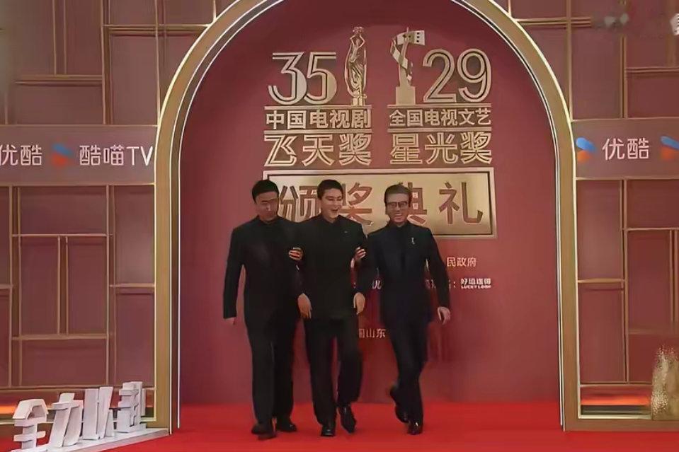 欧豪这次是真的大牌被胡军和李乃文架着上台这是真的天崩开局，本来是老板，结果让人误