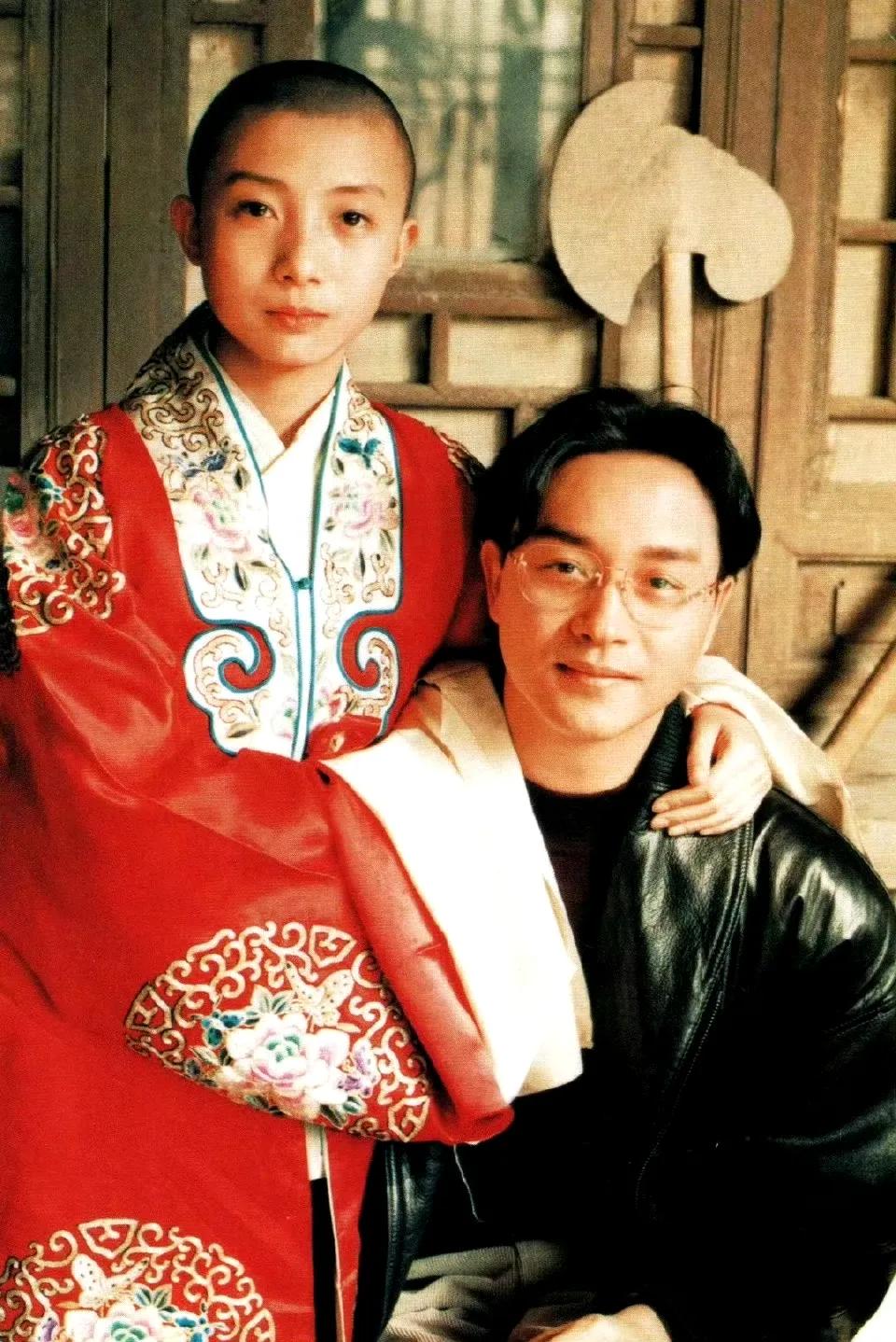 1992年，张国荣在拍摄《霸王别姬》时，留下了一张传世的合影，照片中的小孩是程蝶