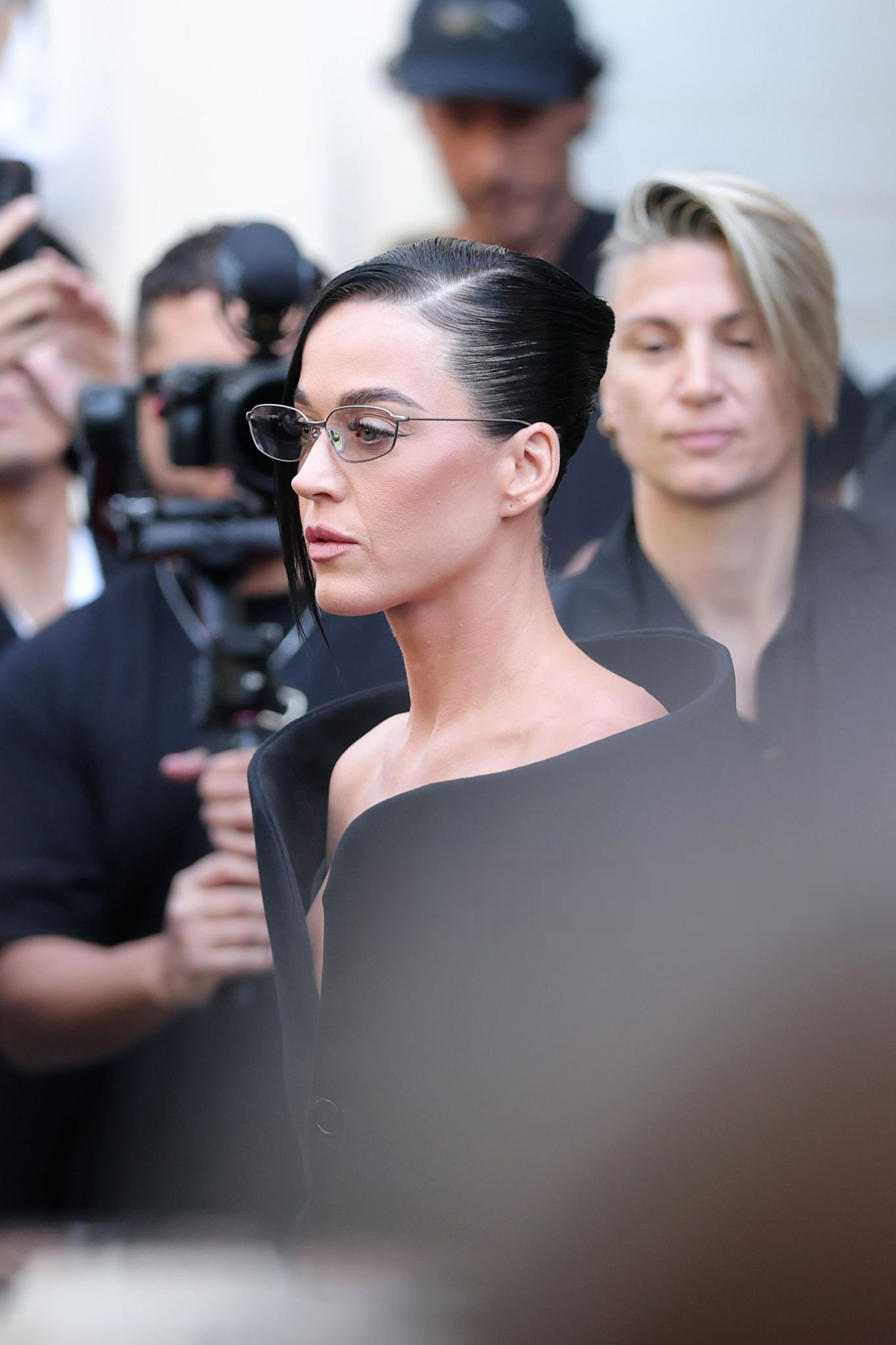 水果姐Katy Perry知性风亮相巴黎时装周！！！[色][舔屏][憧憬][哇]