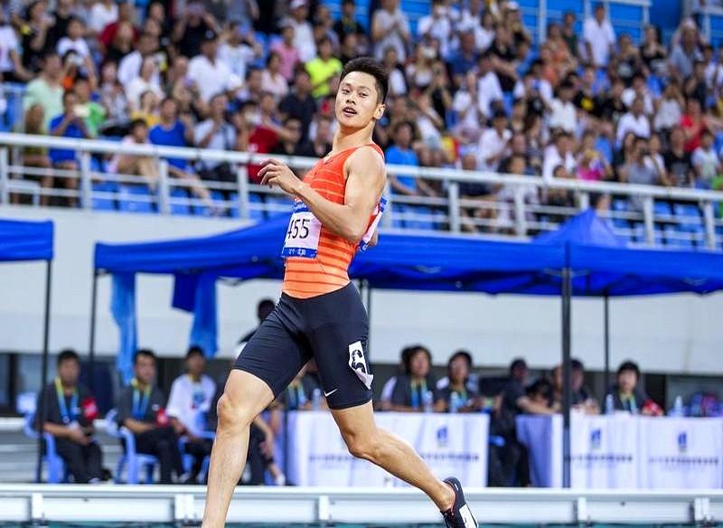 重庆选手官鑫在第十四届全运会男子200米决赛里，拼到了季军！他跑了20.64秒，