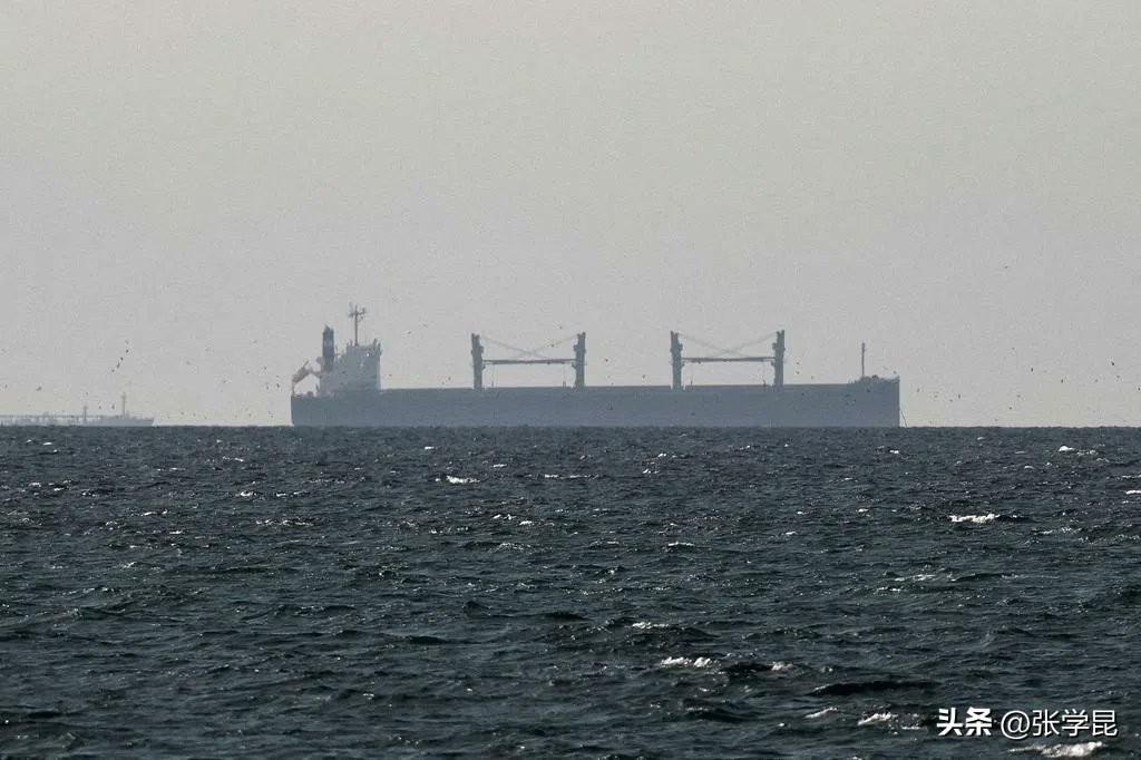 联合早报今天报道：“随着休战期限临近，美国和伊朗星期一互相警告称已做好开战准备，