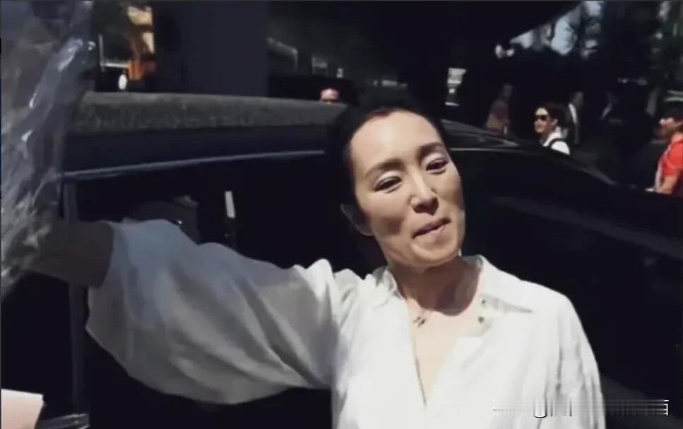 实话实说，她老了之后真的没有年轻时漂亮。以前的柔美，现在变得有点女生男相了，本人