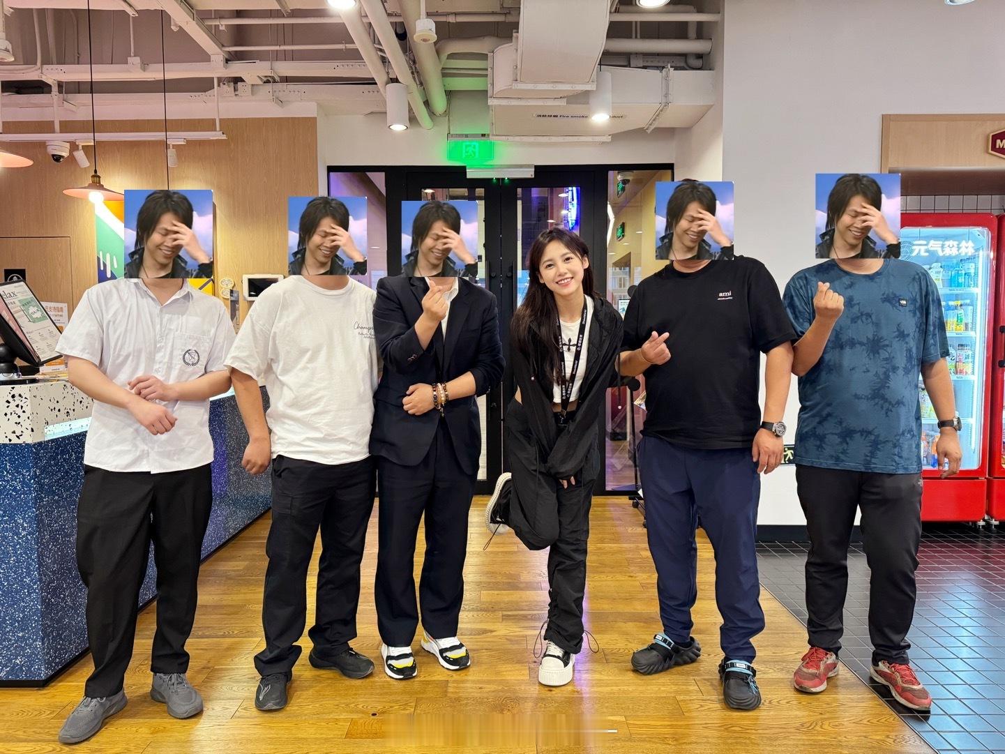 见到大家很开心~~给社恐粉丝们都码住了hhh ​​​