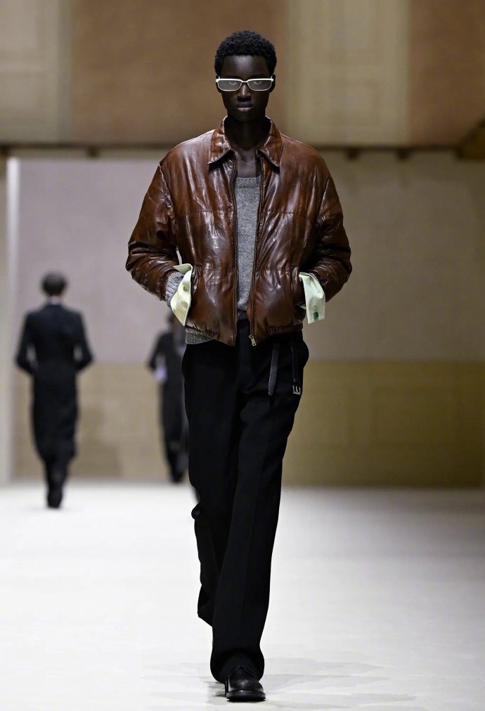 朱志鑫最新路透，身穿的是Prada 2026秋冬系列全套look，超季上身。朱志