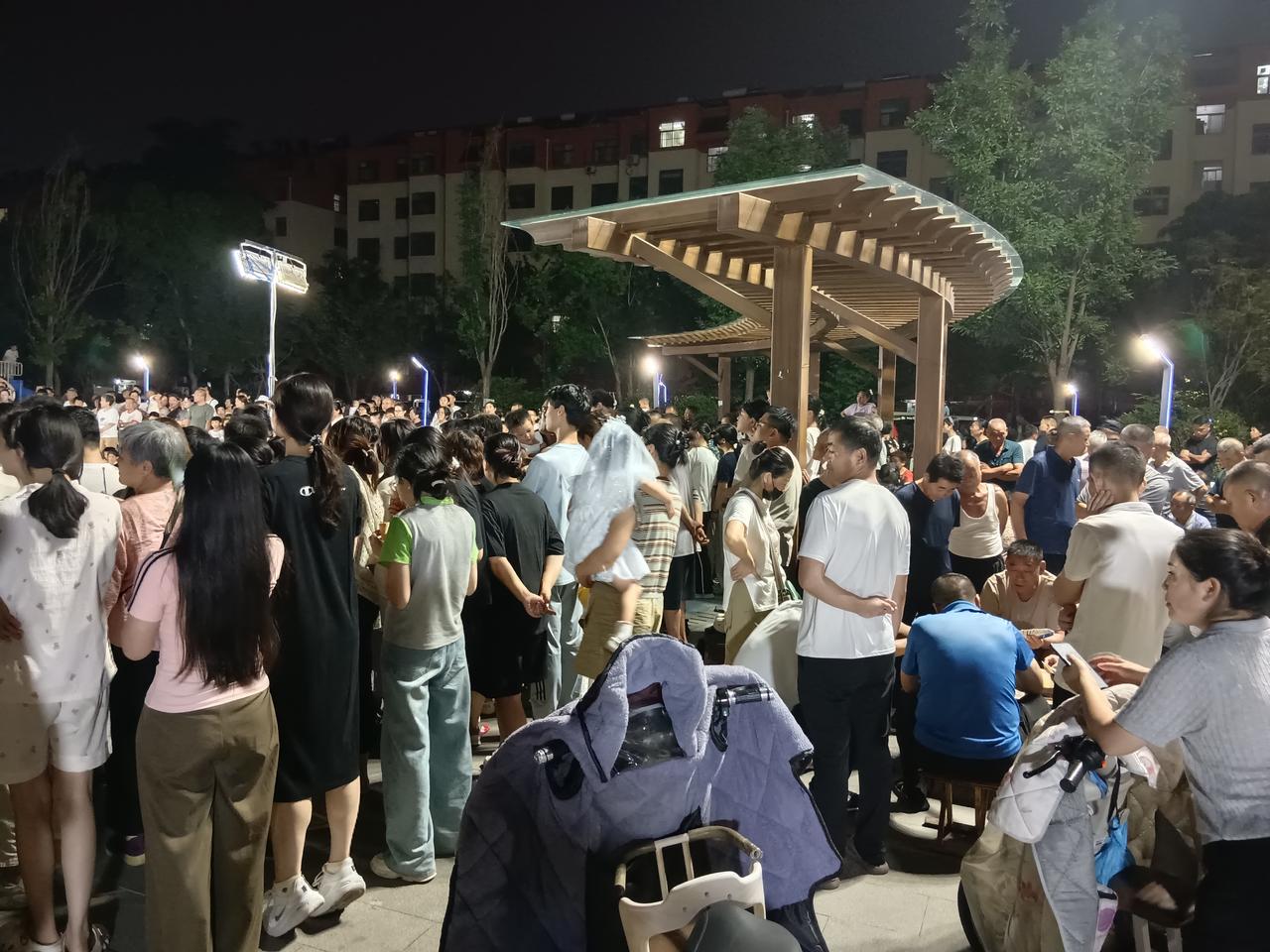雨来淋雨酒自斟，情到谈情最伤人。
​笔断纸残哽咽处，诗句不成泪痕深。
秋风冬雨​