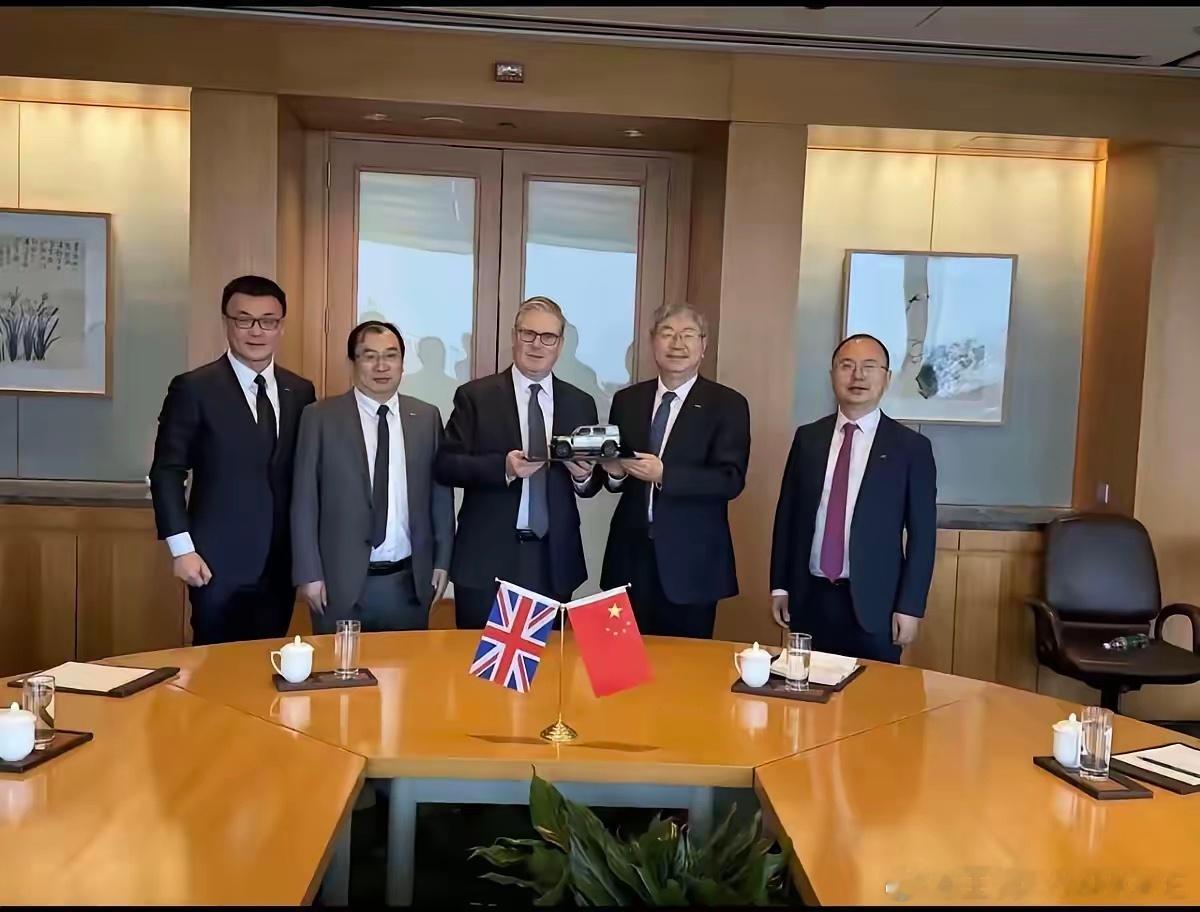 奇瑞董事长尹同跃会见到访中国的英国首相斯塔默，而且赠送了iCar V23车模给他