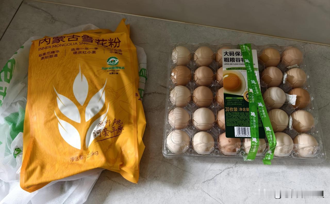 今天是周五小区里有来卖菜的，我去买了两大包菜。
看到韭菜，忍不住买了一把，又买了