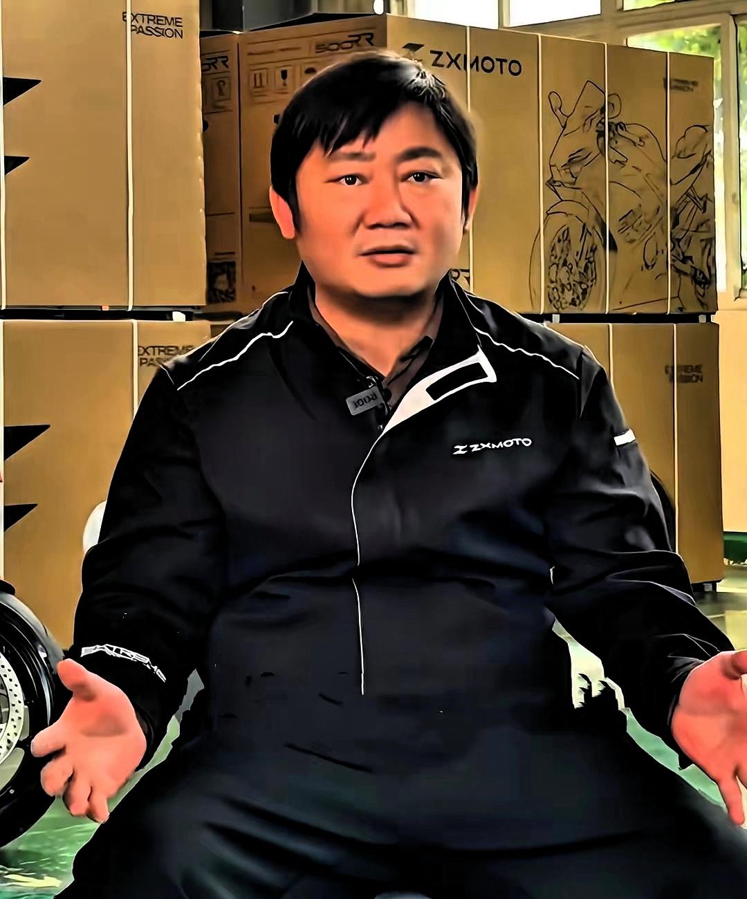 今天刷到个事，挺耐人寻味。
​张雪给海军庆生，满屏都在鼓噪什么“排面”、“官方联