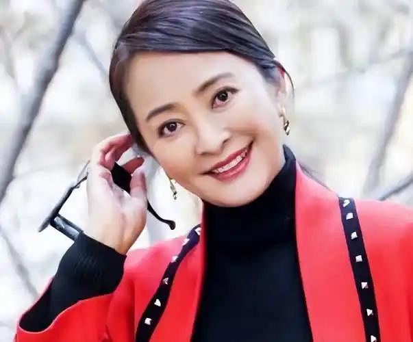 一婚嫁给了日本人，二婚嫁给了美国人，三婚又嫁给了法国人，反正死活不找中国男人，如