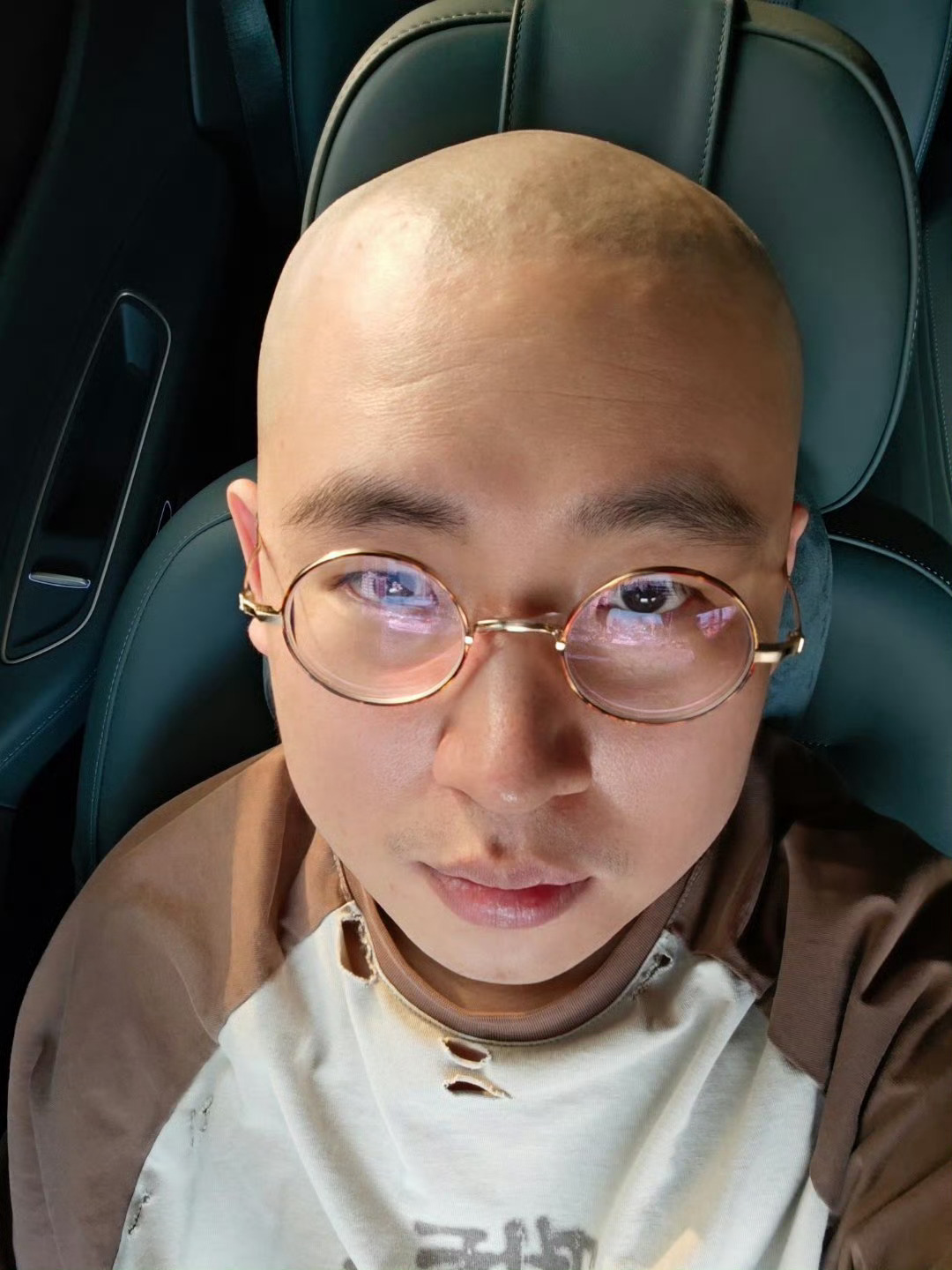 翻到在2代ES8上的自拍签名版限定松绿内饰太绝了目前蔚来十年TOP1额～帮我起个