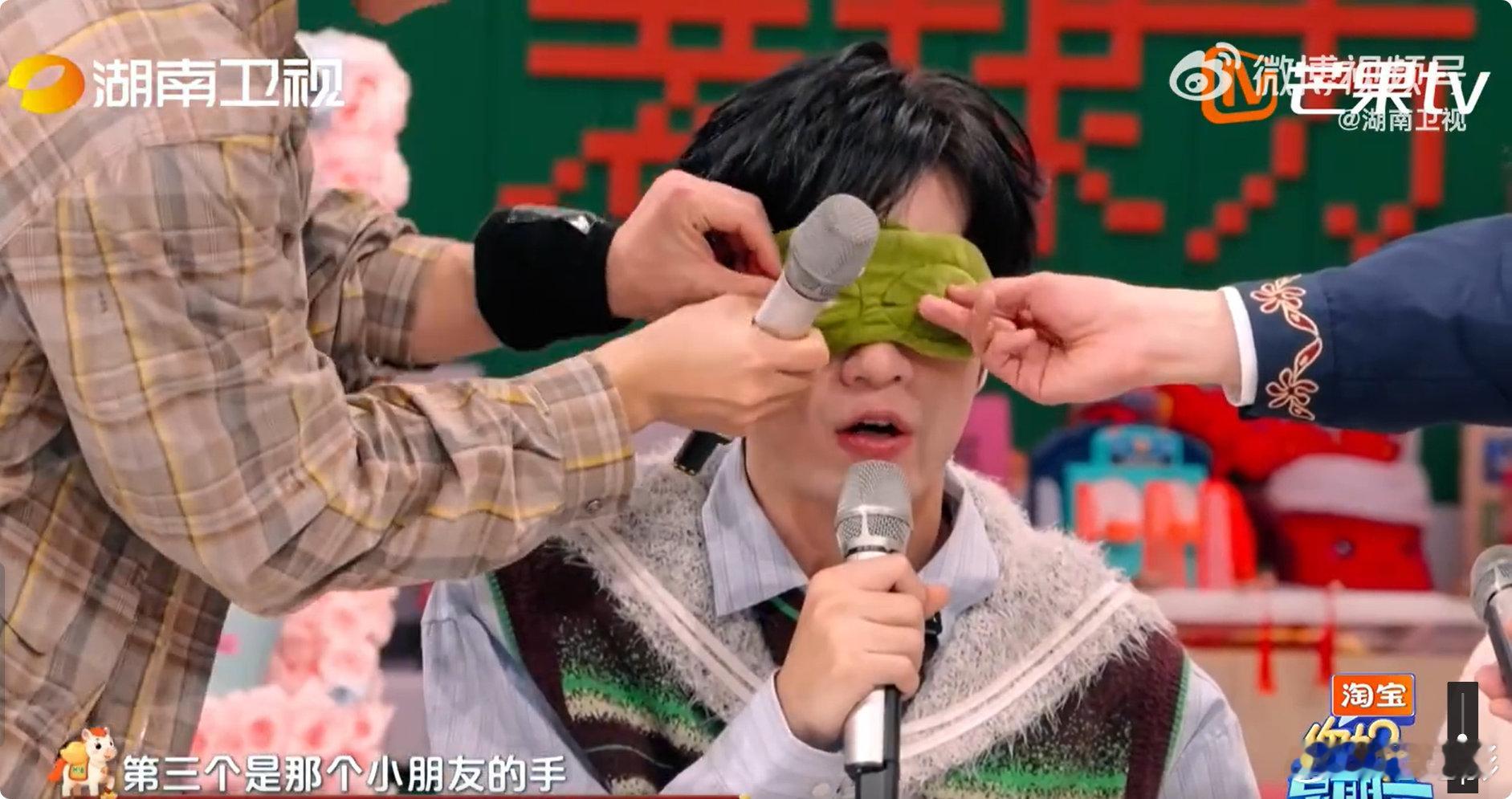 丁程鑫张颜齐好萌的两个人救命！大眼蛙眼罩焊在他俩脸上了吧，认真讨论的样子，又萌又