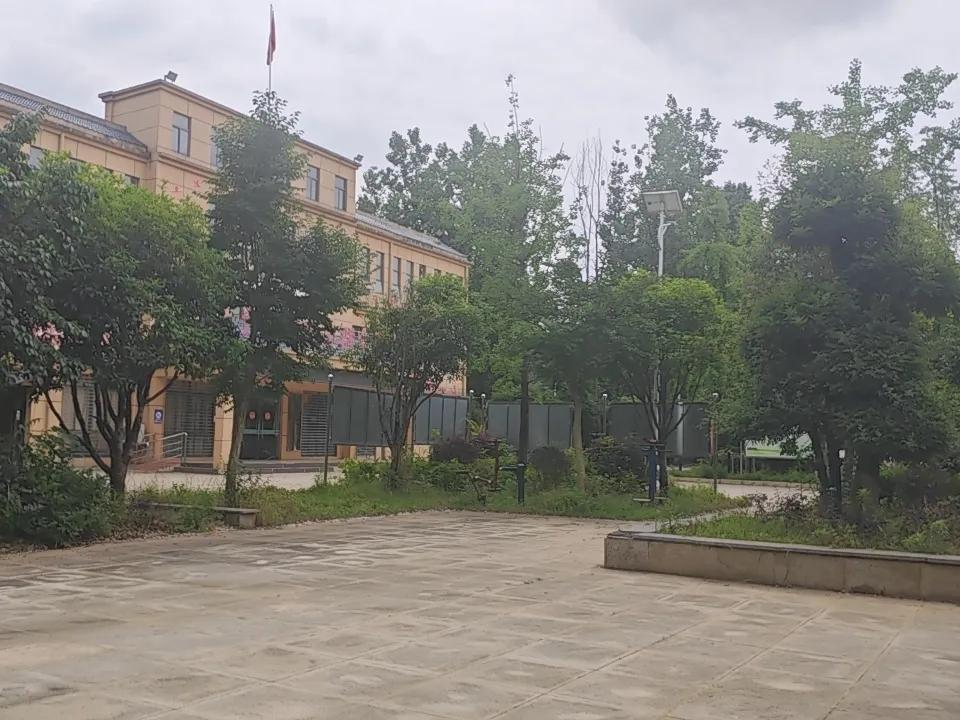 教师职业正面临工作负担重、职业倦怠明显、发展通道狭窄等多重挑战，导致“教师难”的