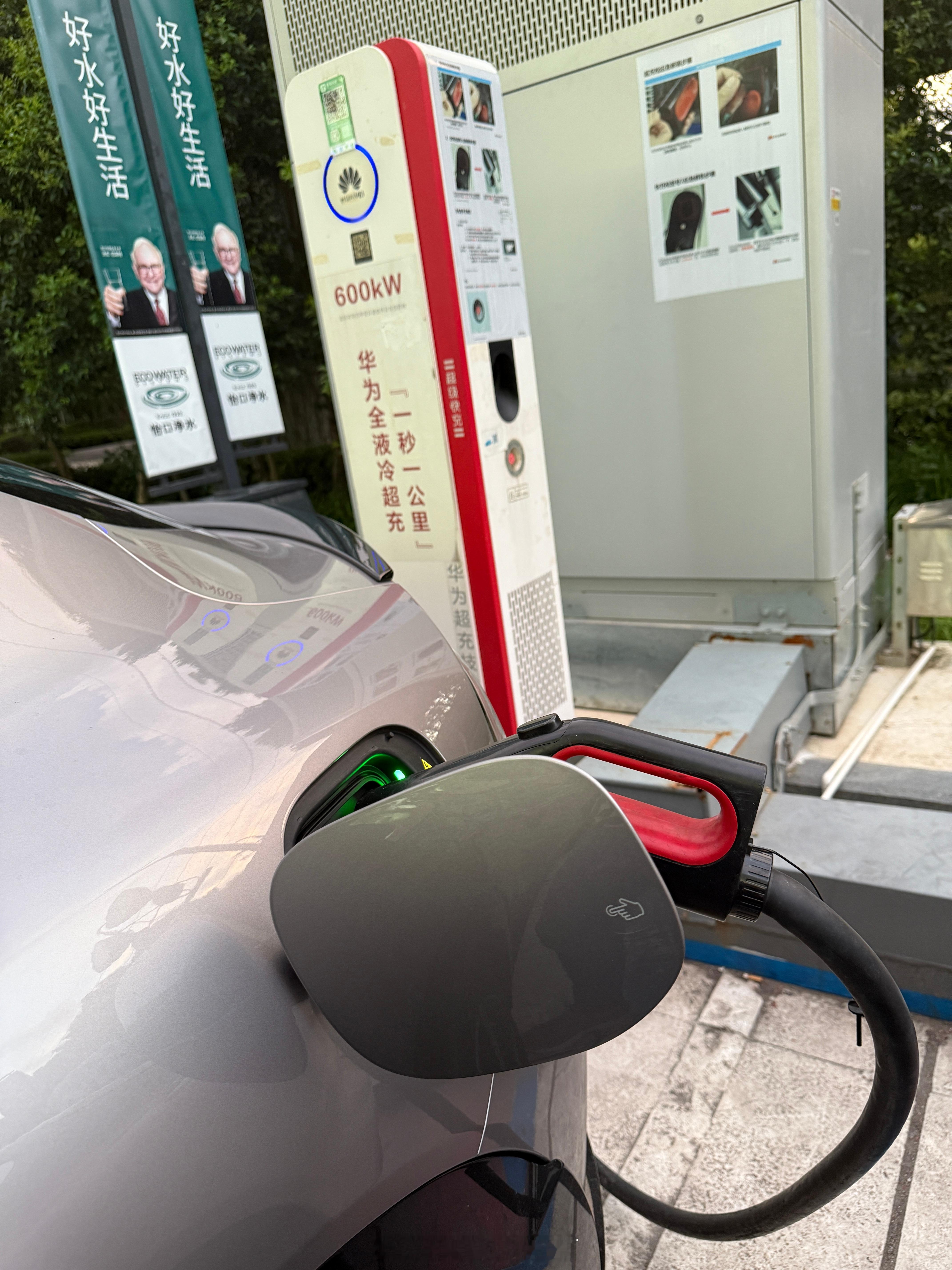 昨天傍晚用华为600kw超充桩给小米YU7 Max充了一回电：最高功率316千瓦