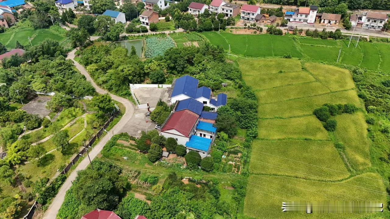关于农村自建房，一直有很多“老话”和“经验”。
有人说房子不能比邻居高，会“压风