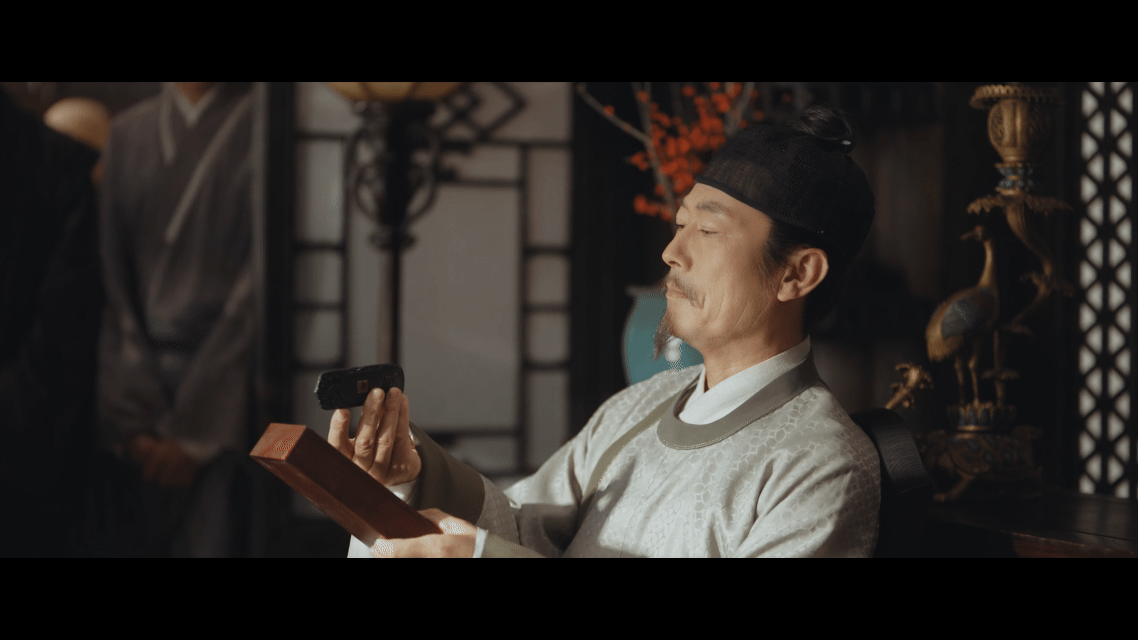 韩东君最夸张的老钱来了韩东君演的太对味了，骆文谦这个复仇归来第一步就是哐哐拿着银