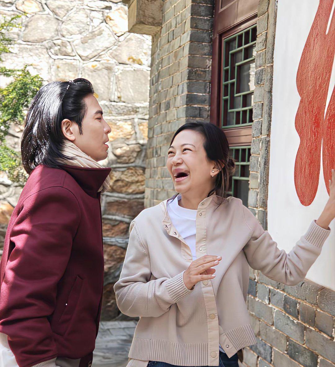 萧敬腾和老婆林有慧辽宁大孤山祈福被偶遇。
虽然俩人相差14岁，素颜的俩人看着很般