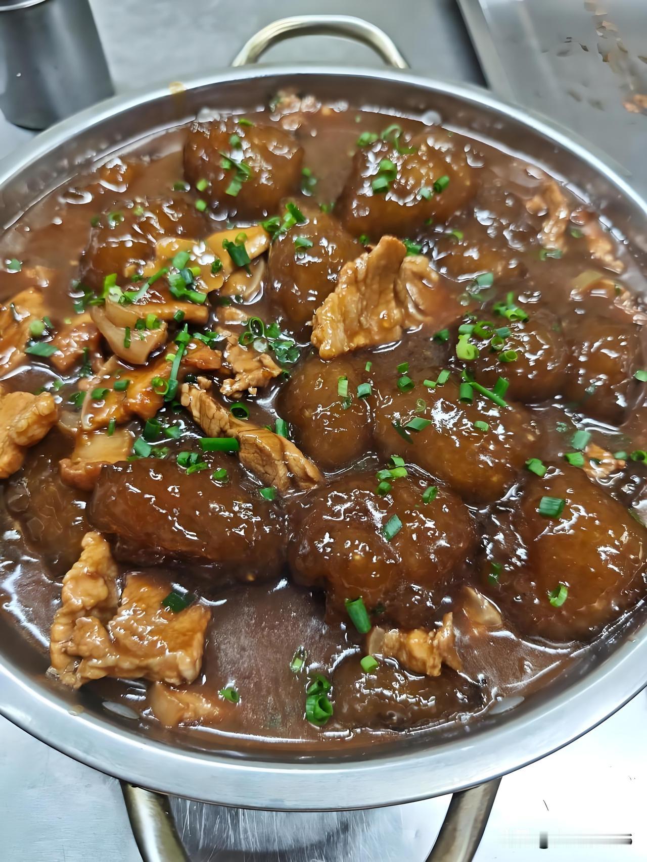 安庆本地美食有很多，凭感觉推荐以下安庆美食，供参考

1、山粉圆子烧肉‌：安庆地