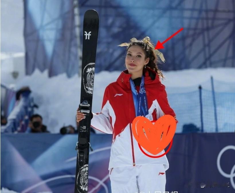 很多人只看到谷爱凌的光环，觉得她是天才、是幸运儿，可没人真正看见她背后的苦。
成