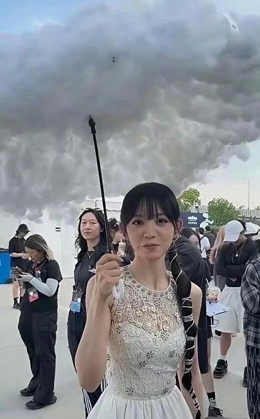 田曦薇这个雨伞有点意思啊 ​​​