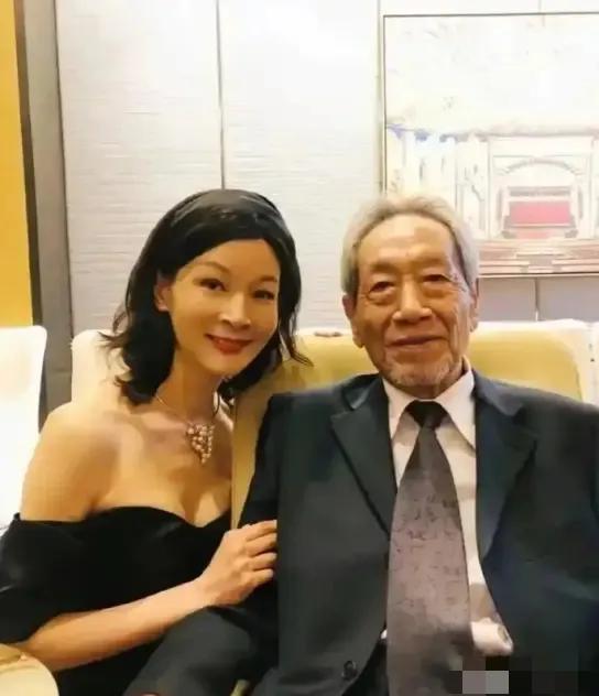 2013年，30岁的饶芯语，疯狂追求67岁的王奎荣。她对王奎荣说：车子、房子、票